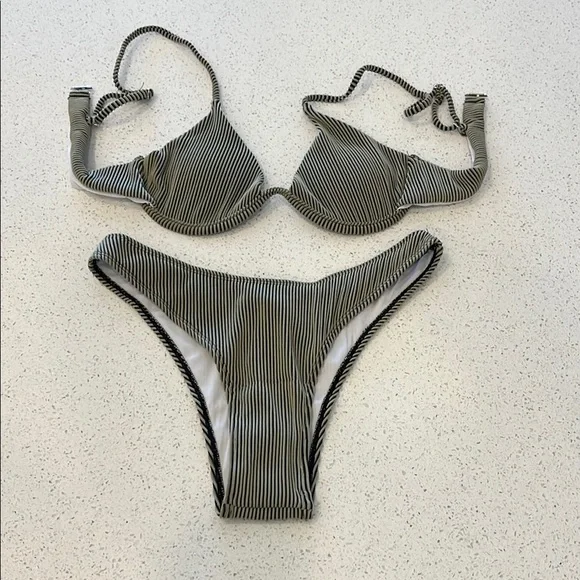 Bikini Cheeky High Cut Size Medium NWOT (liner in bottoms) - Picture 5 of 10